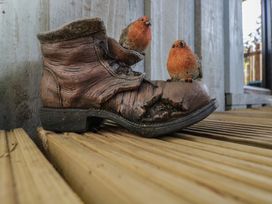 A boot with two birds on top at Robins Nest Lodge in South Molton