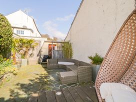 A garden with a paved patio and outdoor furniture at The Farmhouse in Keswick