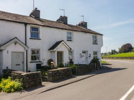 A house with a garden and road at Bobbin Nook