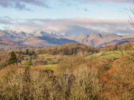 A view of mountains and trees at Bobbin Nook 