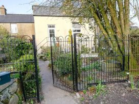 An outdoor view of a garden and gate at Ty Gwenno in Criccieth