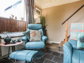 A living room with a sofa and table at Ty Gwenno in Criccieth