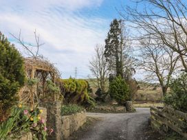 An outdoor pathway with plants and trees at Ty Gwenno in Criccieth