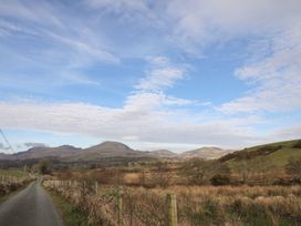 A road with mountains and grasslands at Ty Gwenno in Criccieth