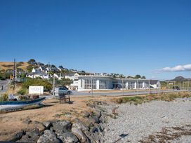 A building and sign near the beach at Ty Gwenno in Criccieth