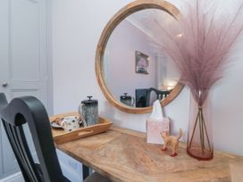 A dressing room with a table and mirror at Cuckoo's Nest in Whitby
