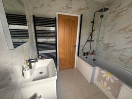 A bathroom with sink and bathtub at Seaview in Pakefield