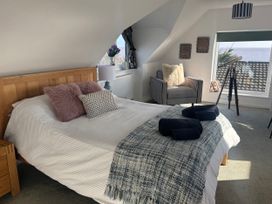 A bedroom with a bed and telescope at Seaview in Pakefield