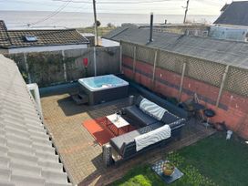 A garden with a hot tub and patio furniture at Seaview in Pakefield