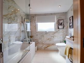 A bathroom with a bathtub, toilet, and sink at Seaview in Pakefield