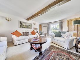 A living room with seating and a coffee table at Cutbush Farmhouse in Hingham
