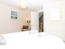 A bedroom with bed and towels at Dennings House, Mayors Avenue in Dartmouth