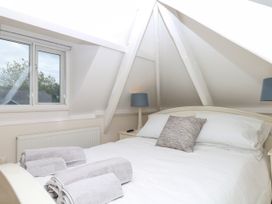 A bedroom with a bed and window at Dennings House, Mayors Avenue Dartmouth