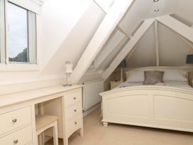 A bedroom with bed and desk at Dennings House, Mayors Avenue in Dartmouth