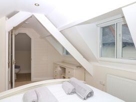 A bedroom with a bed and desk at Dennings House, Mayors Avenue in Dartmouth