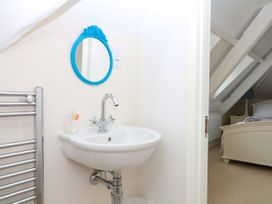 A bathroom with a sink and mirror at Dennings House, Mayors Avenue in Dartmouth