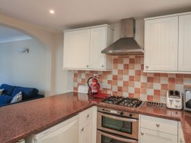 A kitchen with a gas stove and oven at 6 Dartmouth House in Dartmouth