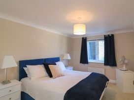 A bedroom with a bed and bedside tables at 6 Dartmouth House in Dartmouth