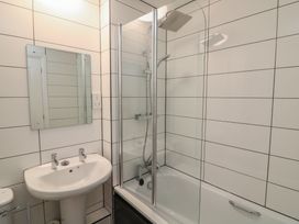 A bathroom with a bathtub and shower at 6 Dartmouth House Dartmouth