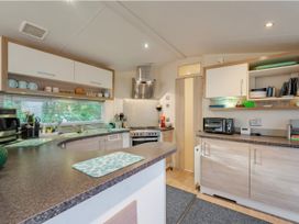 A kitchen with countertop and cabinets at Rawsons Retreat - Kelling Heath Holiday Park in Holt