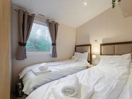 A bedroom with two beds at Rawsons Retreat - Kelling Heath Holiday Park in Holt