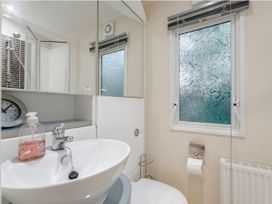 A bathroom with a wash basin and toilet at Rawsons Retreat - Kelling Heath Holiday Park in Holt