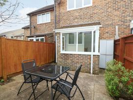 A garden with a table and chairs at Amber House in Dorchester