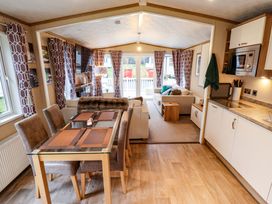 A living room with a dining area and kitchen at 108 Fox Burrow Hang Great Yarmouth