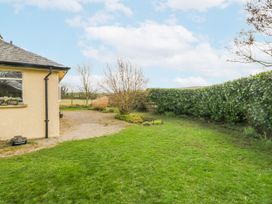 A garden area with grass and hedges at Linden Lea Field Broughton near Cartmel