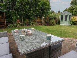 A garden with a table and mugs at The Coach House near Charminster
