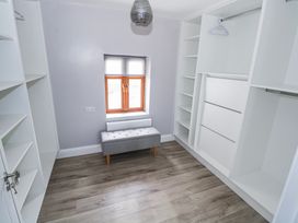 A dressing room with shelves and a bench at Ballina in Inverin