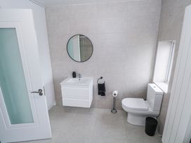 A bathroom with a sink and toilet at Ballina in Inverin
