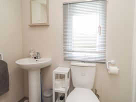 A bathroom with a sink and toilet at Gardeners Lodge