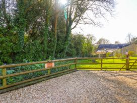 An outdoor area with a wooden fence and gravel at Le Petit Glen in Uplyme
