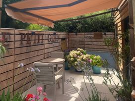 An outdoor area with a table and chairs at Le Petit Glen in Uplyme