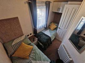 A bedroom with two single beds at Tattershall Lakes Country Park - Holiday Accommodation 20875 Lincoln