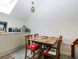 A kitchen with a table and chairs at Trwyn Cam Brynrefail near Llanberis
