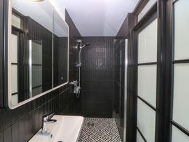 A bathroom with a washbasin and shower at Trwyn Cam in Brynrefail near Llanberis