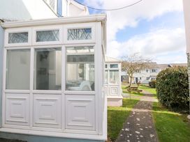 A conservatory and pathway in a garden at The Wool Pack in Tenby