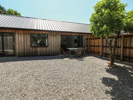 An outdoor area with gravel, a table, and chairs at Brookview Kingfisher in Haverfordwest