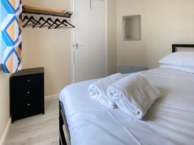 A bedroom with a bed and towels on it at Chalet 62 in California, Norfolk