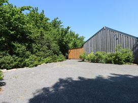 An outdoor area with gravel and greenery at Brookview Goldfinch in Haverfordwest