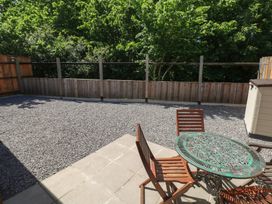 A garden with a table and chairs in gravel at Brookview Goldfinch in Haverfordwest
