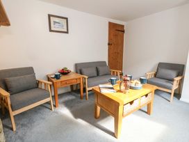 A living room with sofas and a coffee table at NO 10 in Fortuneswell