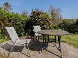A garden area with a table and chairs at Tregoning annex in Lerryn near Lostwithiel