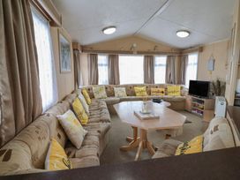 A living room with a sofa and coffee table at Winchester - 244