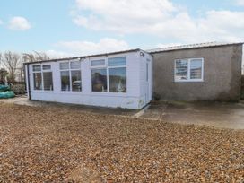 A conservatory attached to a building at Hen Fecws Rhoshirwaun near Sarn Meyllteyrn