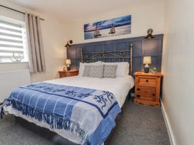 A bedroom with a bed and bedside tables at Hen Fecws Rhoshirwaun near Sarn Meyllteyrn
