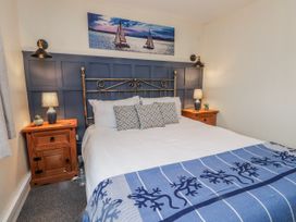 A bedroom with a bed and bedside tables at Hen Fecws in Rhoshirwaun near Sarn Meyllteyrn