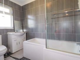 A bathroom with a sink and bathtub at Tregoning in Lostwithiel